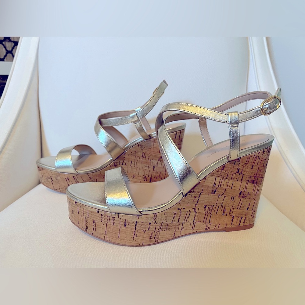 The AVENUE 75 WEDGE SANDAL in metallic gold.